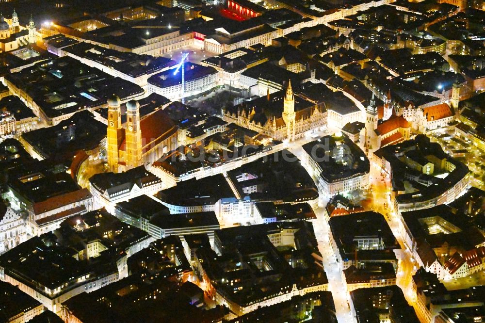 Nacht-Luftaufnahme München - Nachtluftbild Kirchengebäude Frauenkirche - Peterskirche - Heilig Geist im Ortsteil Altstadt in München im Bundesland Bayern, Deutschland