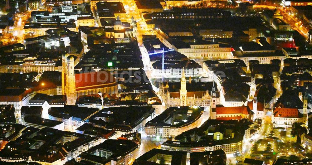 München bei Nacht aus der Vogelperspektive: Nachtluftbild Kirchengebäude Frauenkirche - Peterskirche - Heilig Geist im Ortsteil Altstadt in München im Bundesland Bayern, Deutschland