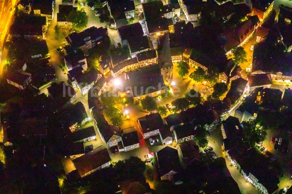 Hattingen bei Nacht von oben - Nachtluftbild Kirchengebäude St. Georg im Altstadt- Zentrum in Hattingen im Bundesland Nordrhein-Westfalen, Deutschland