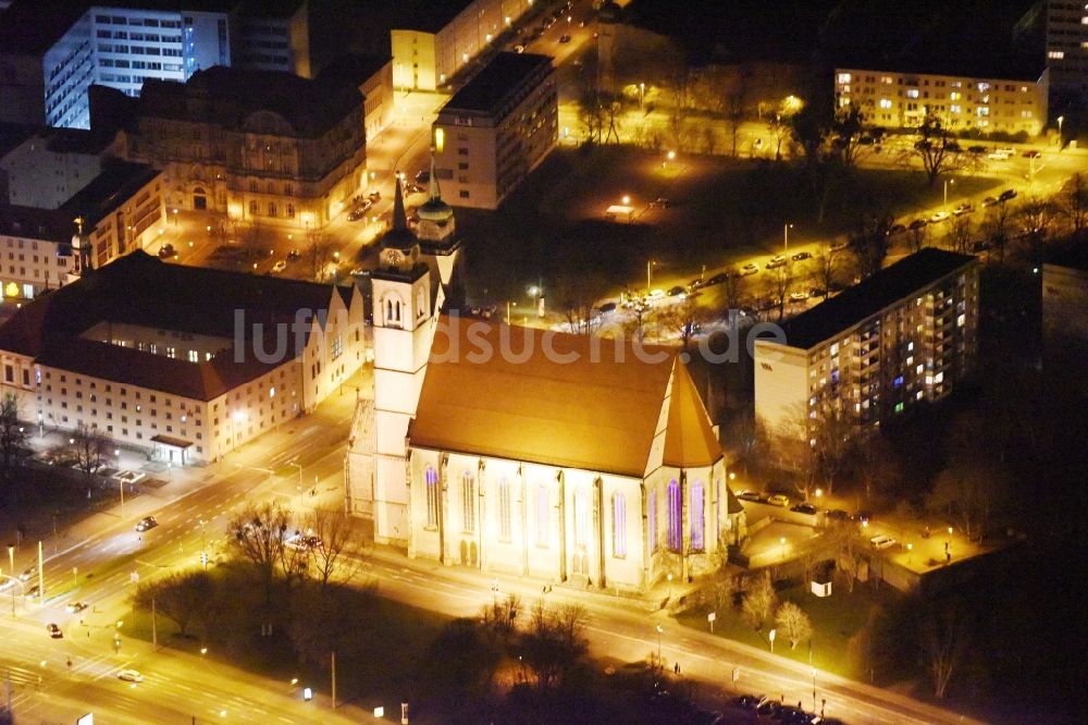 Nacht-Luftaufnahme Magdeburg - Nachtluftbild Kirchengebäude der Johanniskirche an der Johannisbergstraße im Ortsteil Altstadt in Magdeburg im Bundesland Sachsen-Anhalt