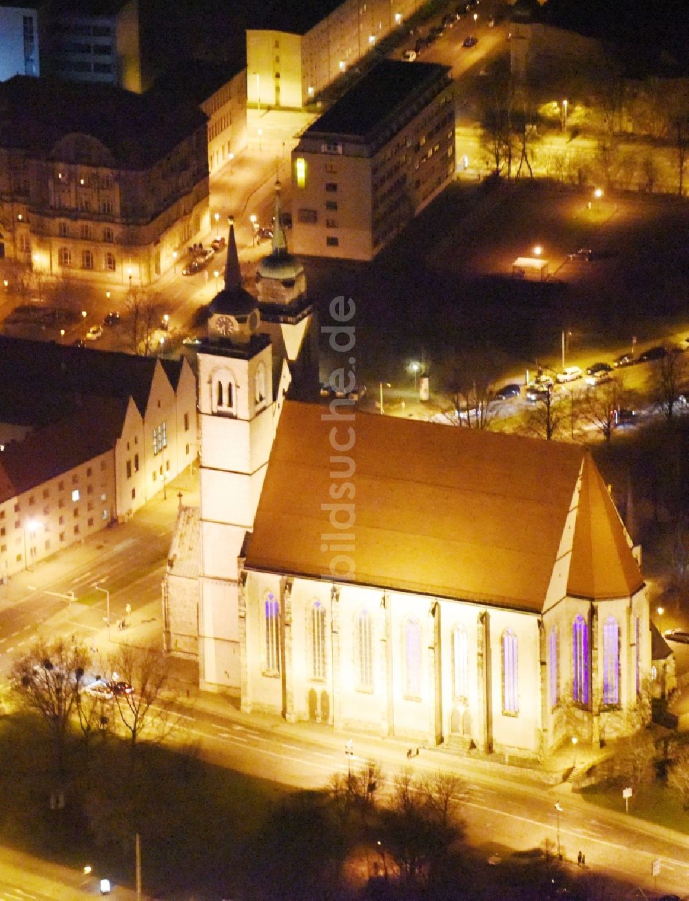 Magdeburg bei Nacht von oben - Nachtluftbild Kirchengebäude der Johanniskirche an der Johannisbergstraße im Ortsteil Altstadt in Magdeburg im Bundesland Sachsen-Anhalt