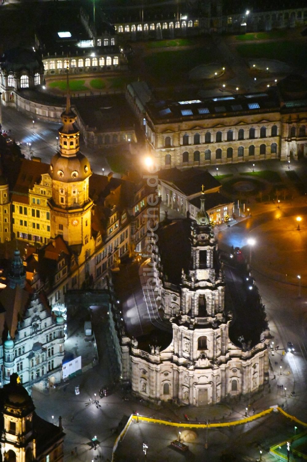 Nacht-Luftaufnahme Dresden - Nachtluftbild Kirchengebäude Katholische Hofkirche an der Schloßstraße - Theaterplatz im Altstadt- Zentrum im Ortsteil Altstadt in Dresden im Bundesland Sachsen, Deutschland