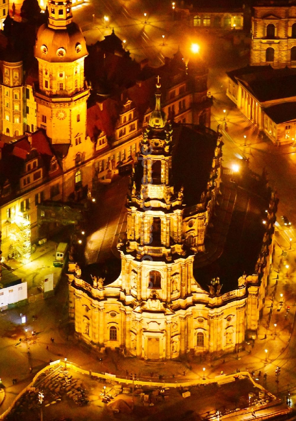 Nacht-Luftaufnahme Dresden - Nachtluftbild Kirchengebäude Katholische Hofkirche an der Schloßstraße - Theaterplatz im Altstadt- Zentrum im Ortsteil Altstadt in Dresden im Bundesland Sachsen, Deutschland