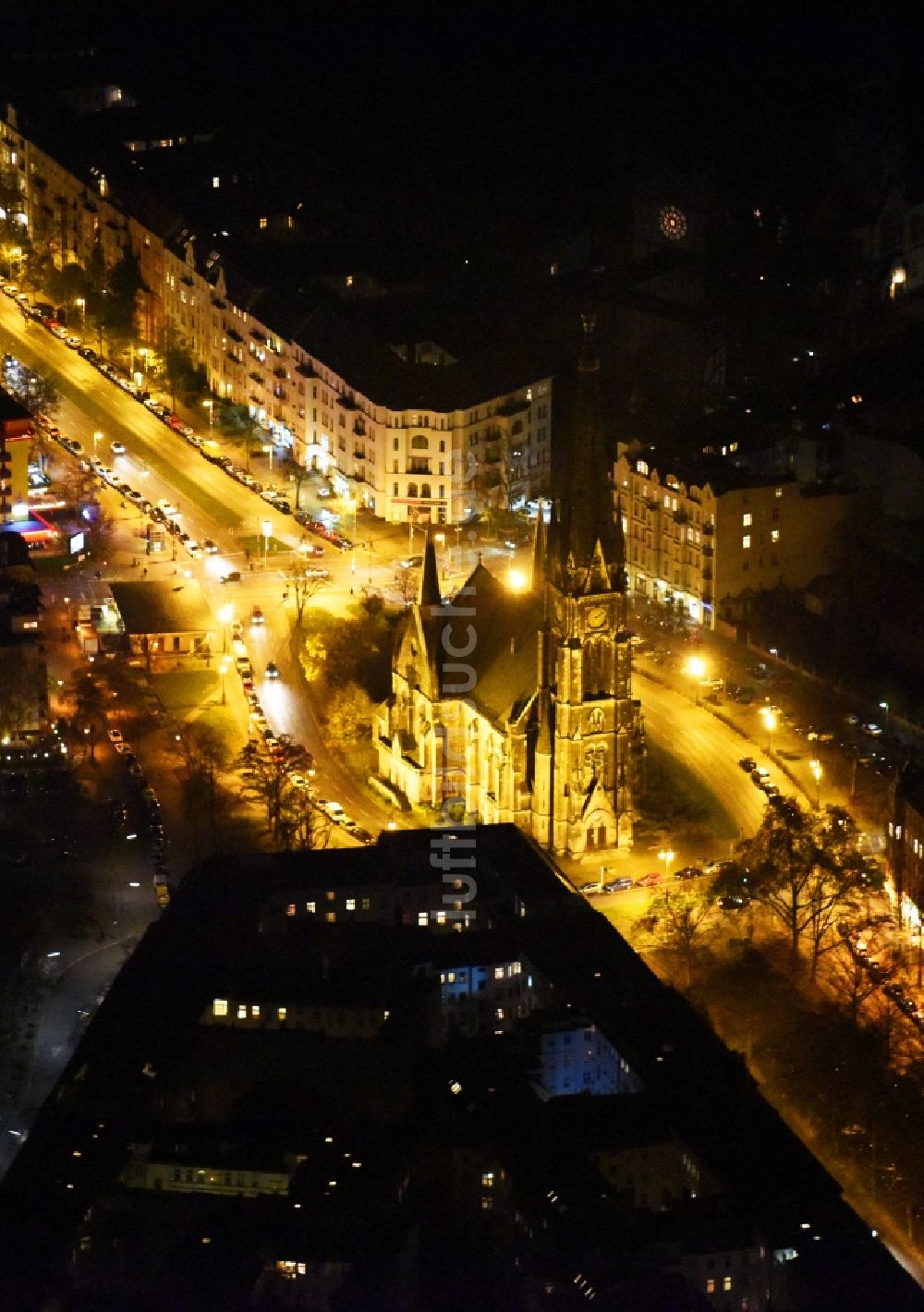 Berlin bei Nacht aus der Vogelperspektive: Nachtluftbild Kirchengebäude der Kirche am Südstern in Berlin