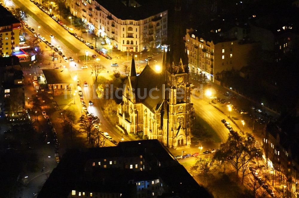 Nacht-Luftaufnahme Berlin - Nachtluftbild Kirchengebäude der Kirche am Südstern in Berlin