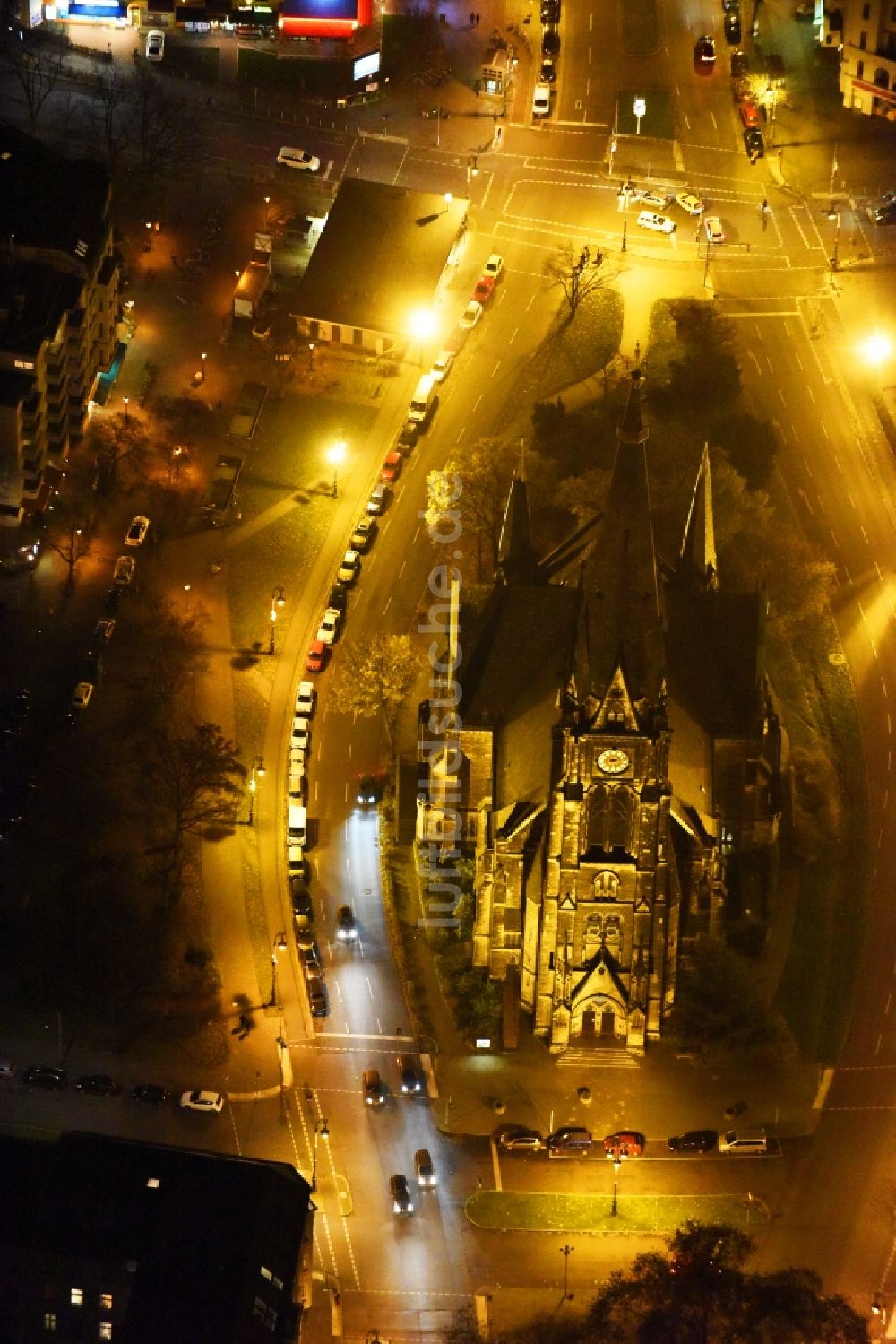 Berlin bei Nacht von oben - Nachtluftbild Kirchengebäude der Kirche am Südstern in Berlin