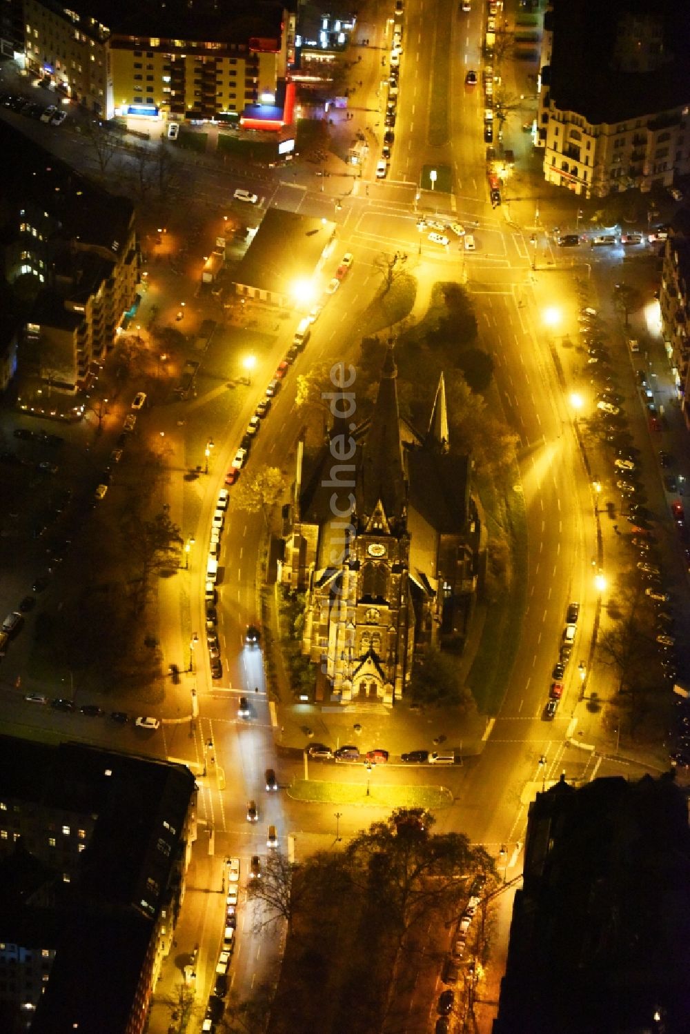 Berlin bei Nacht aus der Vogelperspektive: Nachtluftbild Kirchengebäude der Kirche am Südstern in Berlin