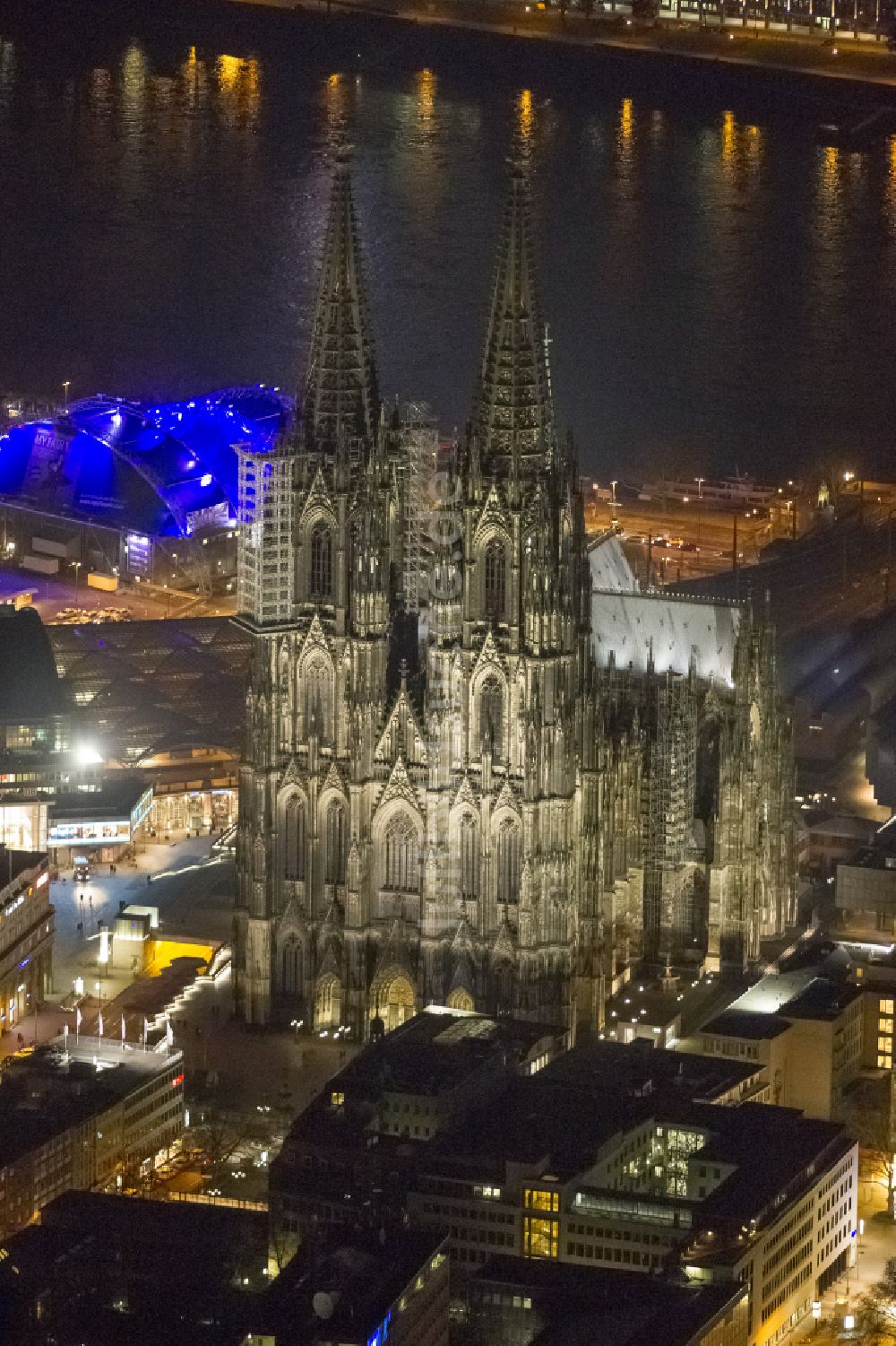 Nacht-Luftaufnahme Köln - Nachtluftbild Kirchengebäude Kölner Dom in Köln im Bundesland Nordrhein-Westfalen - NRW, Deutschland