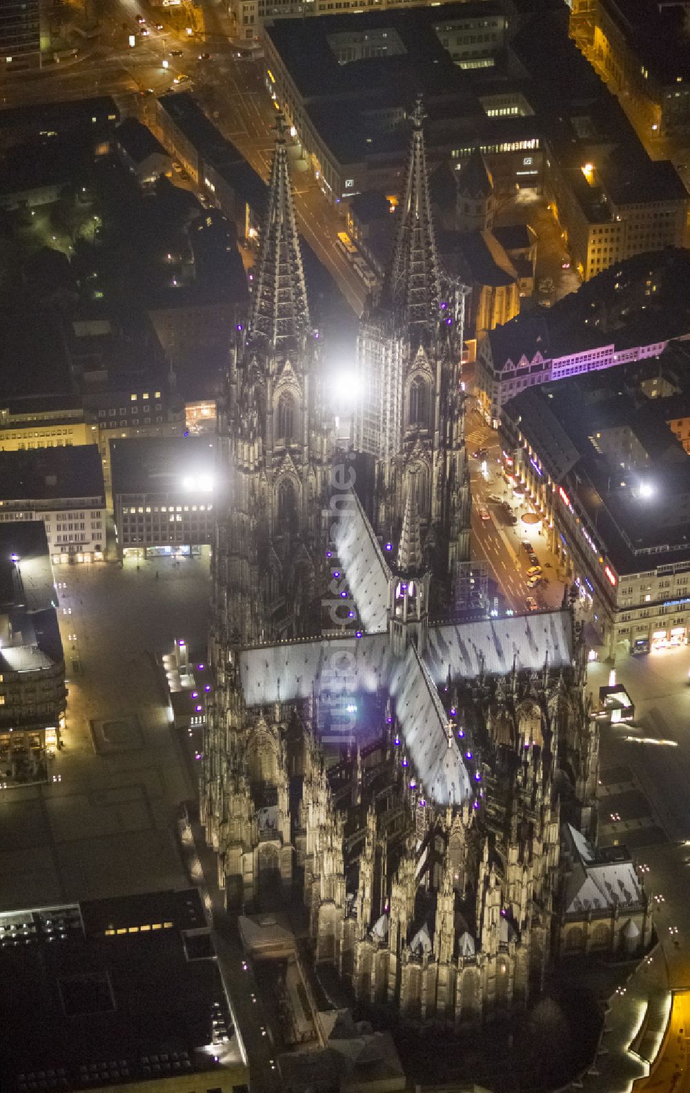 Nachtluftbild Köln - Nachtluftbild Kirchengebäude Kölner Dom in Köln im Bundesland Nordrhein-Westfalen - NRW, Deutschland