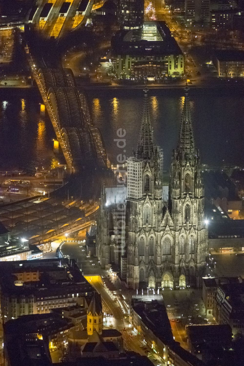 Köln bei Nacht aus der Vogelperspektive: Nachtluftbild Kirchengebäude Kölner Dom in Köln im Bundesland Nordrhein-Westfalen - NRW, Deutschland