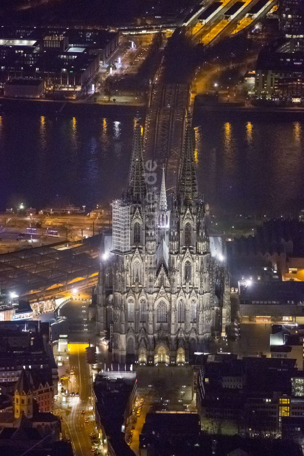 Nacht-Luftaufnahme Köln - Nachtluftbild Kirchengebäude Kölner Dom in Köln im Bundesland Nordrhein-Westfalen - NRW, Deutschland