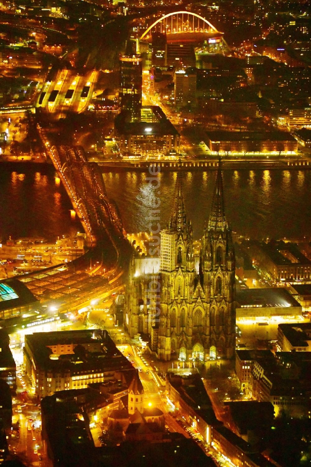 Köln bei Nacht von oben - Nachtluftbild Kirchengebäude Kölner Dom in Köln im Bundesland Nordrhein-Westfalen - NRW, Deutschland