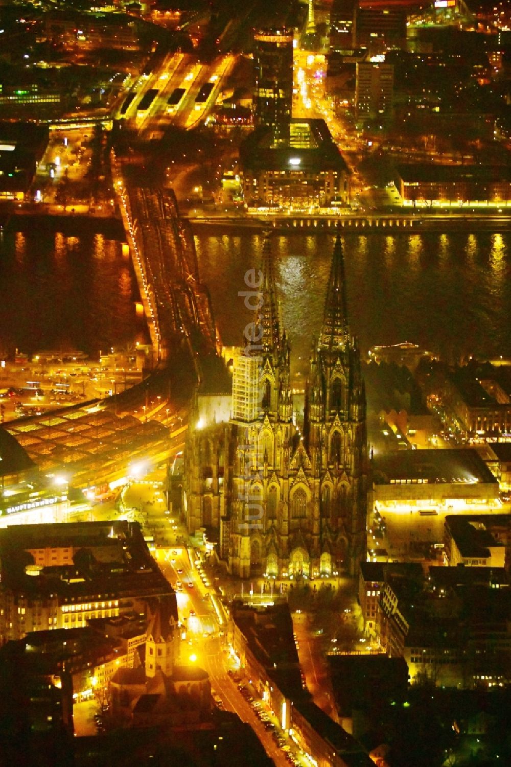 Köln bei Nacht aus der Vogelperspektive: Nachtluftbild Kirchengebäude Kölner Dom in Köln im Bundesland Nordrhein-Westfalen - NRW, Deutschland