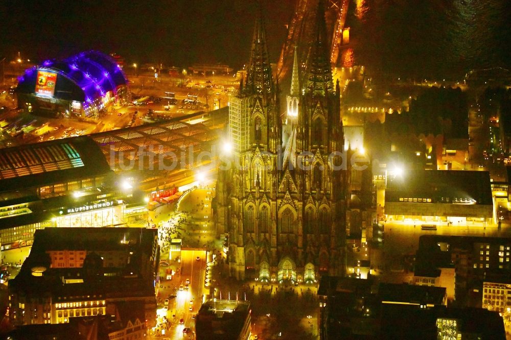 Nacht-Luftaufnahme Köln - Nachtluftbild Kirchengebäude Kölner Dom in Köln im Bundesland Nordrhein-Westfalen - NRW, Deutschland