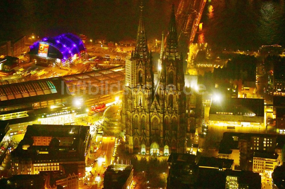 Nachtluftbild Köln - Nachtluftbild Kirchengebäude Kölner Dom in Köln im Bundesland Nordrhein-Westfalen - NRW, Deutschland