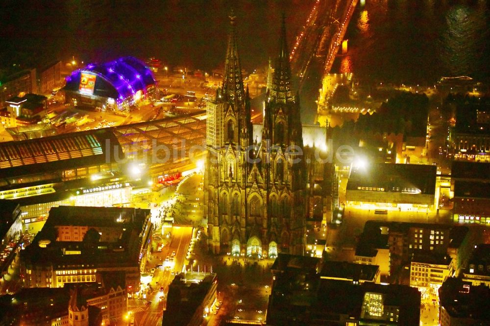 Nacht-Luftaufnahme Köln - Nachtluftbild Kirchengebäude Kölner Dom in Köln im Bundesland Nordrhein-Westfalen - NRW, Deutschland