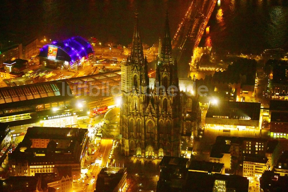 Köln bei Nacht von oben - Nachtluftbild Kirchengebäude Kölner Dom in Köln im Bundesland Nordrhein-Westfalen - NRW, Deutschland