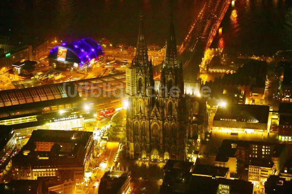 Köln bei Nacht aus der Vogelperspektive: Nachtluftbild Kirchengebäude Kölner Dom in Köln im Bundesland Nordrhein-Westfalen - NRW, Deutschland