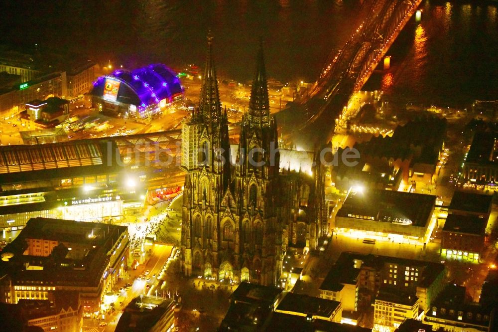 Nacht-Luftaufnahme Köln - Nachtluftbild Kirchengebäude Kölner Dom in Köln im Bundesland Nordrhein-Westfalen - NRW, Deutschland