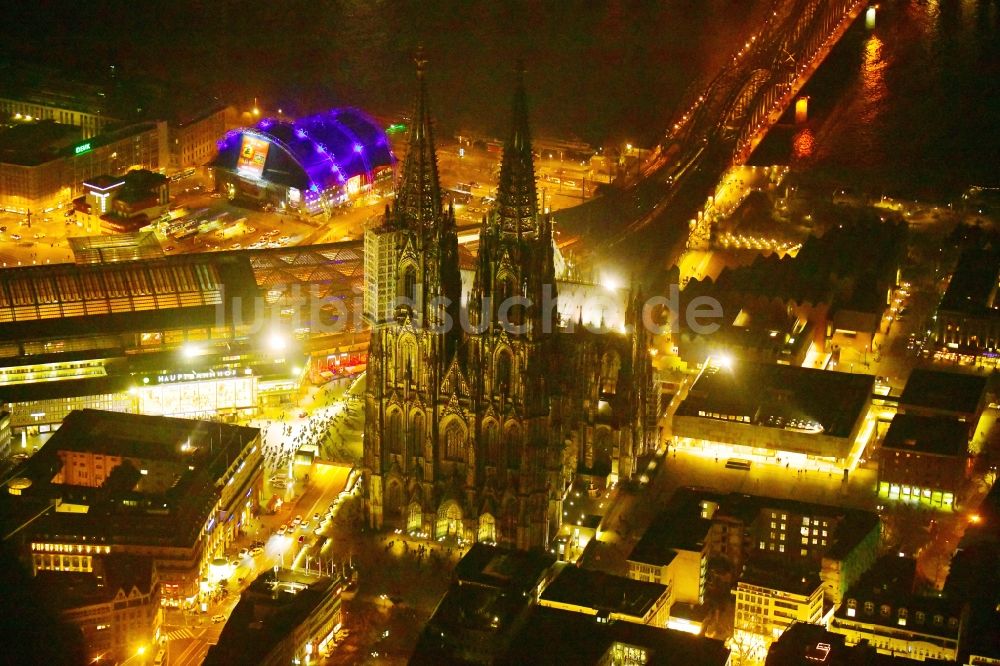 Köln bei Nacht von oben - Nachtluftbild Kirchengebäude Kölner Dom in Köln im Bundesland Nordrhein-Westfalen - NRW, Deutschland