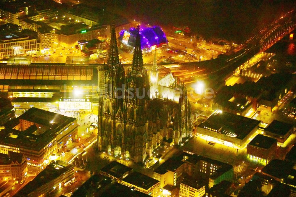 Köln bei Nacht aus der Vogelperspektive: Nachtluftbild Kirchengebäude Kölner Dom in Köln im Bundesland Nordrhein-Westfalen - NRW, Deutschland