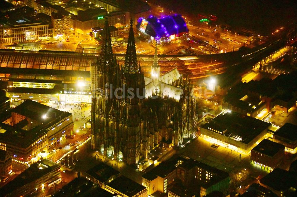 Nachtluftbild Köln - Nachtluftbild Kirchengebäude Kölner Dom in Köln im Bundesland Nordrhein-Westfalen - NRW, Deutschland