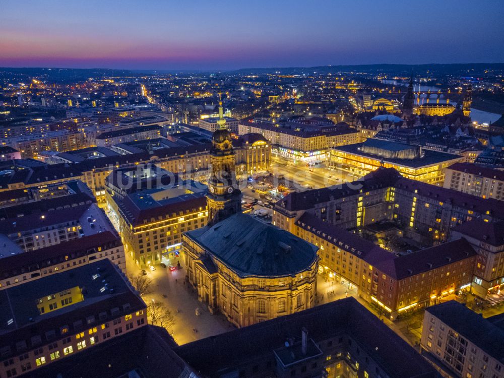 Dresden bei Nacht von oben - Nachtluftbild Kirchengebäude Kreuzkirche in Dresden im Bundesland Sachsen, Deutschland