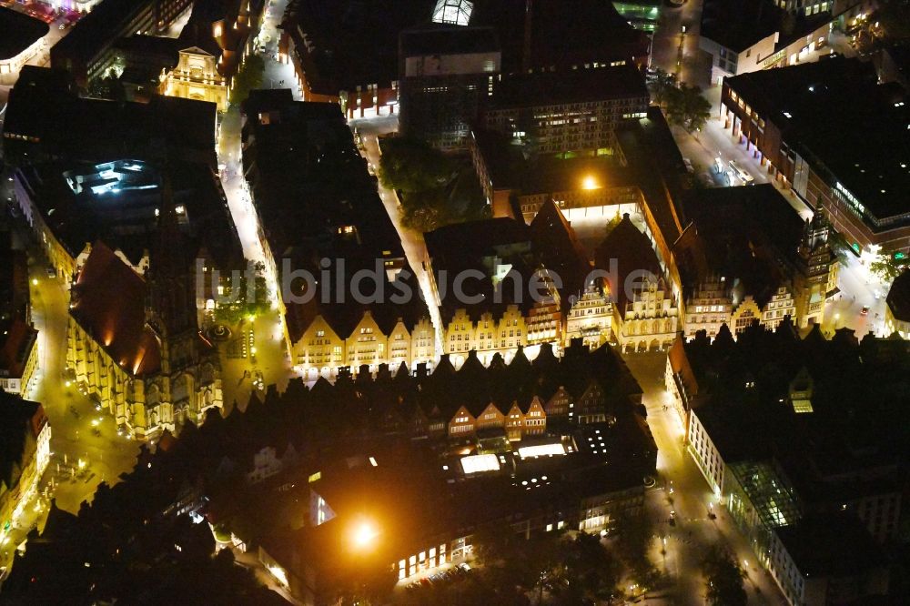 Nacht-Luftaufnahme Münster - Nachtluftbild Kirchengebäude St. Lamberti-Kirche im Altstadt- Zentrum in Münster im Bundesland Nordrhein-Westfalen, Deutschland