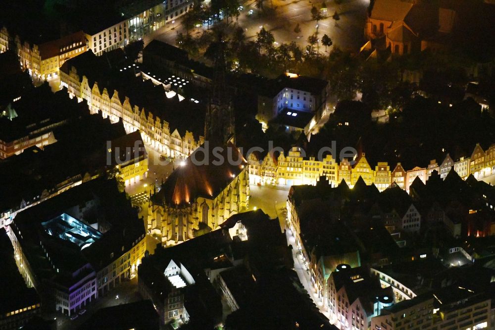 Münster bei Nacht von oben - Nachtluftbild Kirchengebäude St. Lamberti-Kirche im Altstadt- Zentrum in Münster im Bundesland Nordrhein-Westfalen, Deutschland