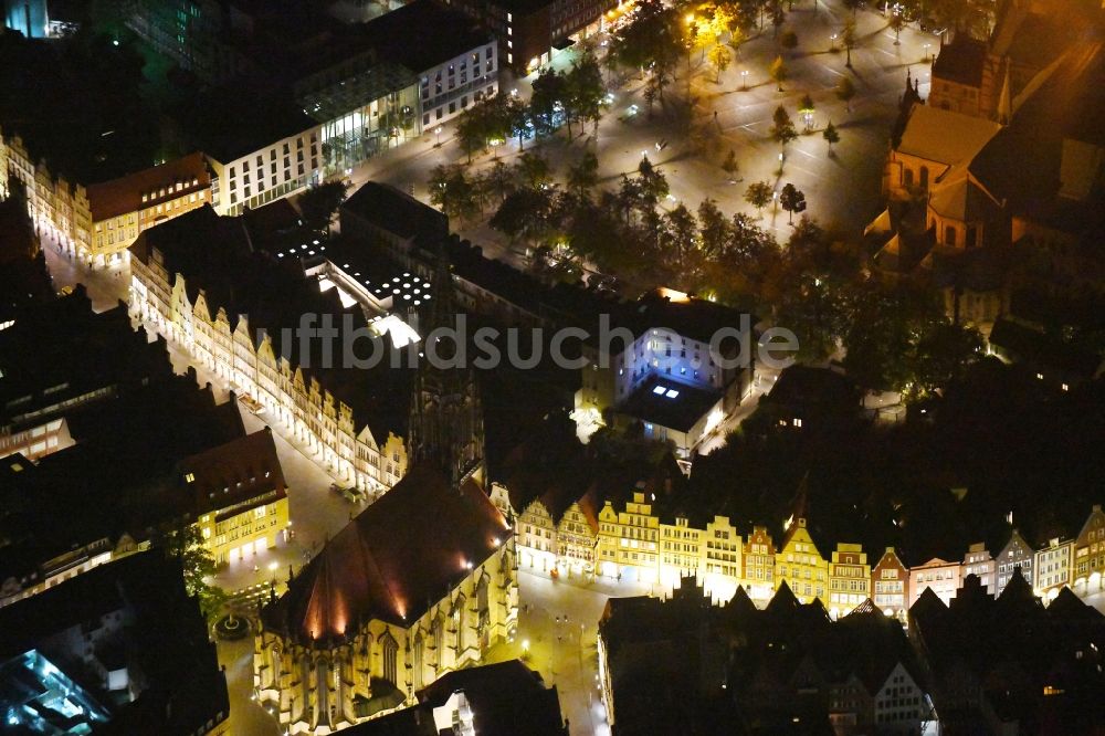 Münster bei Nacht aus der Vogelperspektive: Nachtluftbild Kirchengebäude St. Lamberti-Kirche im Altstadt- Zentrum in Münster im Bundesland Nordrhein-Westfalen, Deutschland