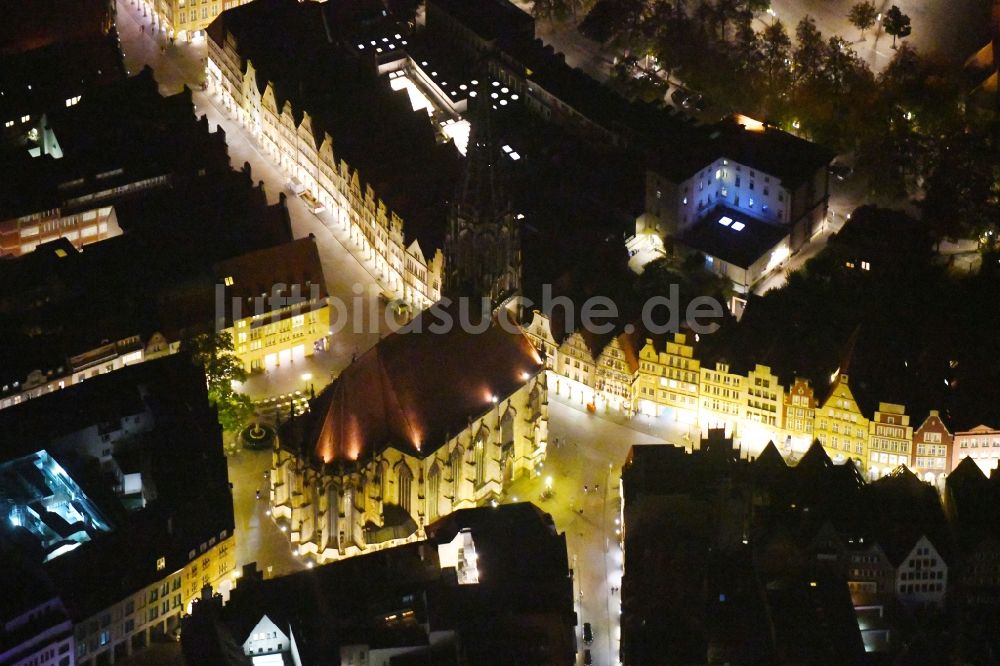 Nachtluftbild Münster - Nachtluftbild Kirchengebäude St. Lamberti-Kirche im Altstadt- Zentrum in Münster im Bundesland Nordrhein-Westfalen, Deutschland