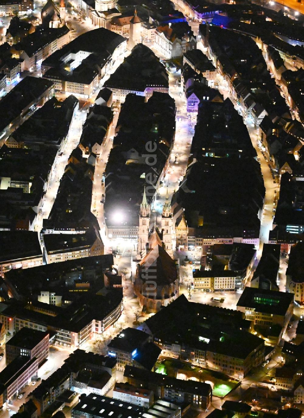 Nürnberg bei Nacht von oben - Nachtluftbild Kirchengebäude St. Lorenz - Lorenzkirche in Nürnberg im Bundesland Bayern, Deutschland