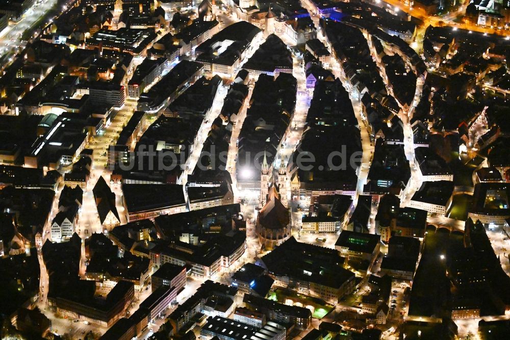 Nürnberg bei Nacht aus der Vogelperspektive: Nachtluftbild Kirchengebäude St. Lorenz - Lorenzkirche in Nürnberg im Bundesland Bayern, Deutschland