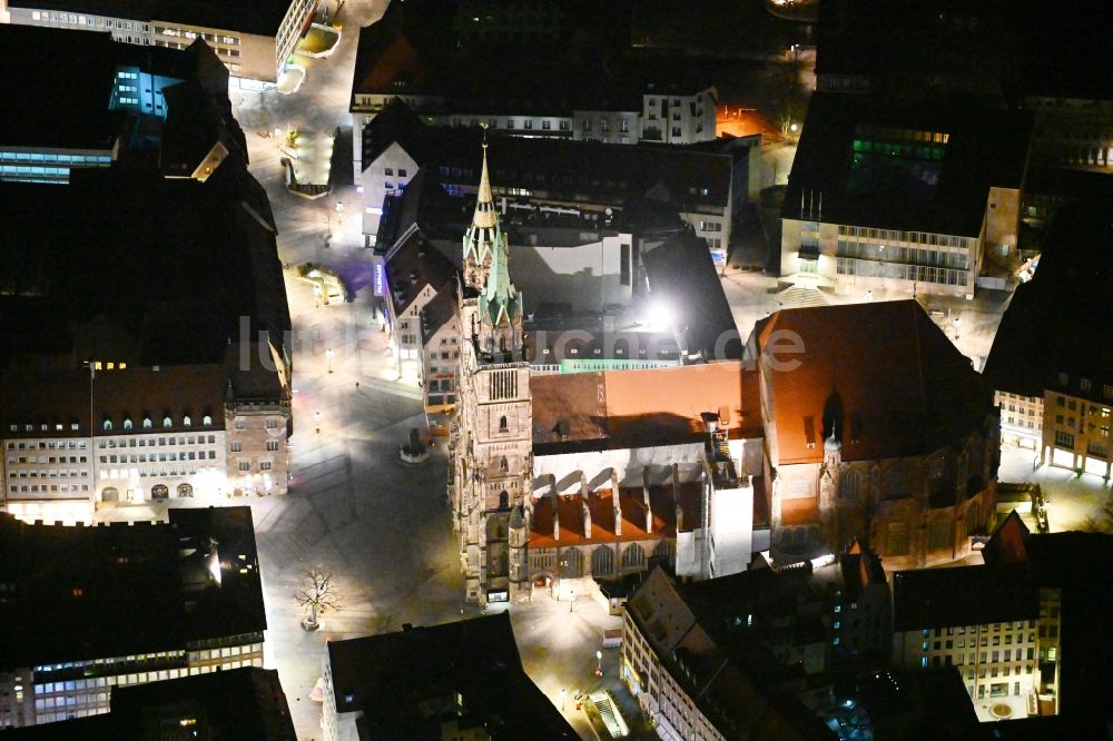 Nürnberg bei Nacht aus der Vogelperspektive: Nachtluftbild Kirchengebäude St. Lorenz - Lorenzkirche in Nürnberg im Bundesland Bayern, Deutschland