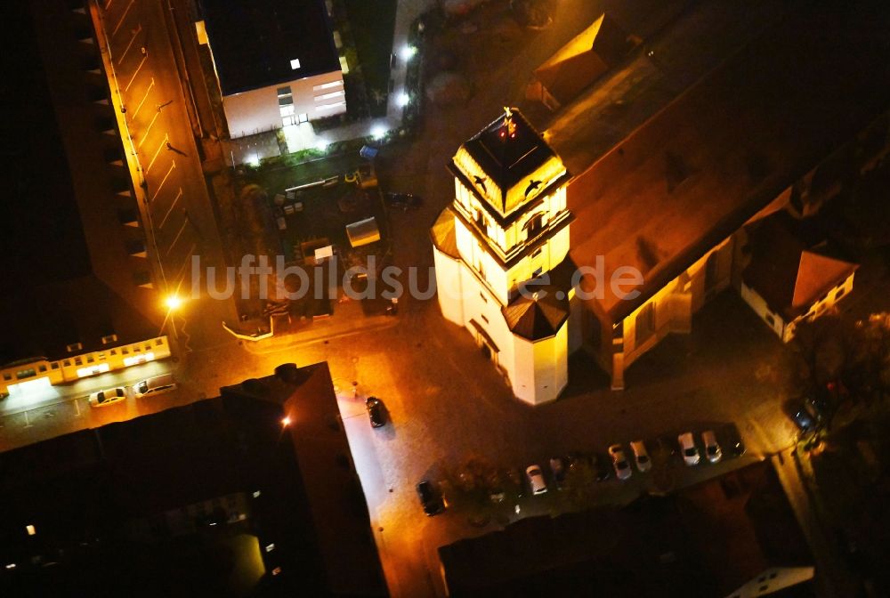 Fürstenwalde/Spree bei Nacht aus der Vogelperspektive: Nachtluftbild Kirchengebäude St. Marien in Fürstenwalde/Spree im Bundesland Brandenburg, Deutschland