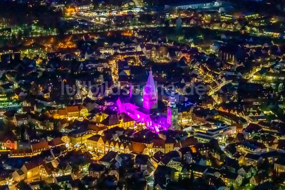 Nacht-Luftaufnahme Soest - Nachtluftbild Kirchengebäude St. Patrokli-Dom und St. Petri in Soest im Bundesland Nordrhein-Westfalen, Deutschland