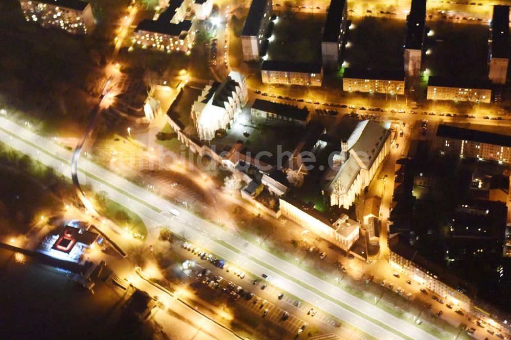 Nachtluftbild Magdeburg - Nachtluftbild Kirchengebäude der Petrikirche Magdeburg Neustädter Straße und Wallonerkirche auf dem Wallonerberg im Ortsteil Altstadt in Magdeburg im Bundesland Sachsen-Anhalt