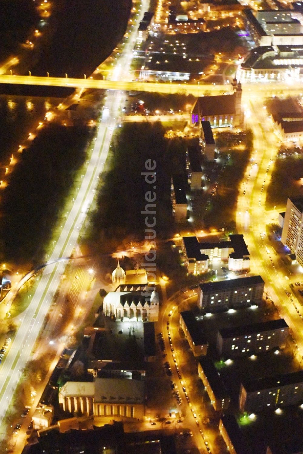 Nacht-Luftaufnahme Magdeburg - Nachtluftbild Kirchengebäude der Petrikirche Magdeburg Neustädter Straße und Wallonerkirche auf dem Wallonerberg im Ortsteil Altstadt in Magdeburg im Bundesland Sachsen-Anhalt