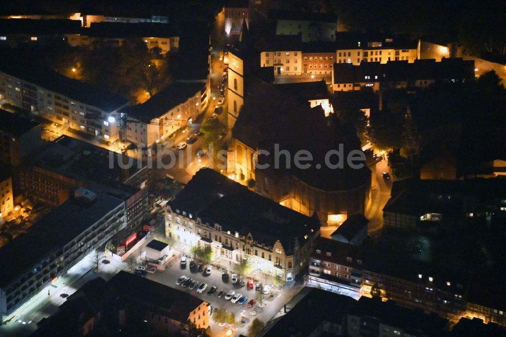 Bernau bei Nacht von oben - Nachtluftbild Kirchengebäude Pfarrkirche Sankt Marien im Altstadt- Zentrum in Bernau im Bundesland Brandenburg, Deutschland