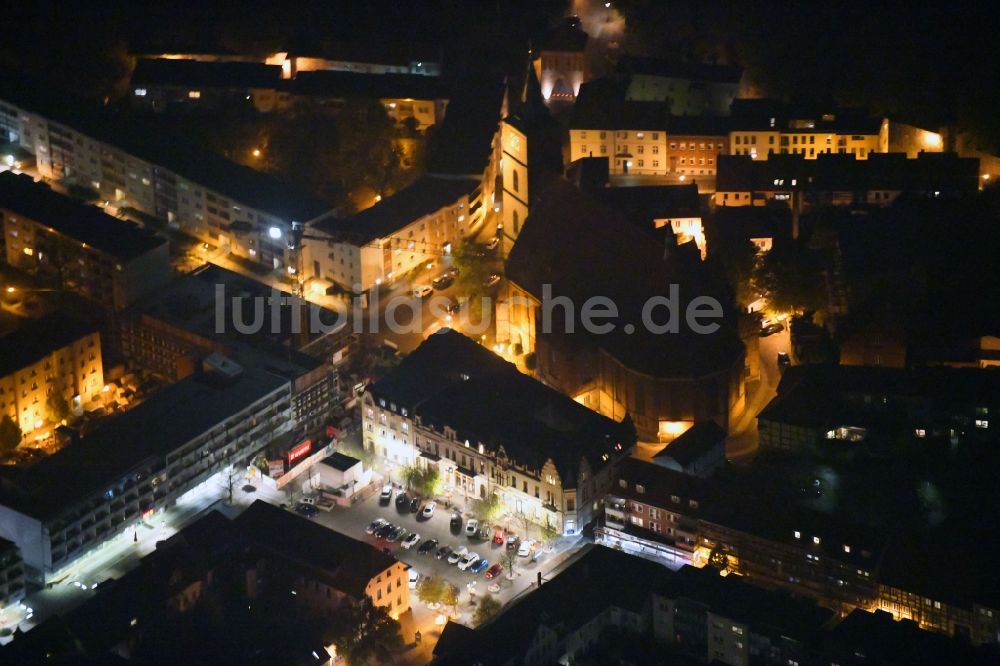 Bernau bei Nacht aus der Vogelperspektive: Nachtluftbild Kirchengebäude Pfarrkirche Sankt Marien im Altstadt- Zentrum in Bernau im Bundesland Brandenburg, Deutschland