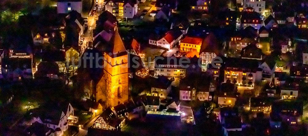 Soest bei Nacht aus der Vogelperspektive: Nachtluftbild Kirchengebäude Sankt Pauli Kirche in Soest im Bundesland Nordrhein-Westfalen, Deutschland