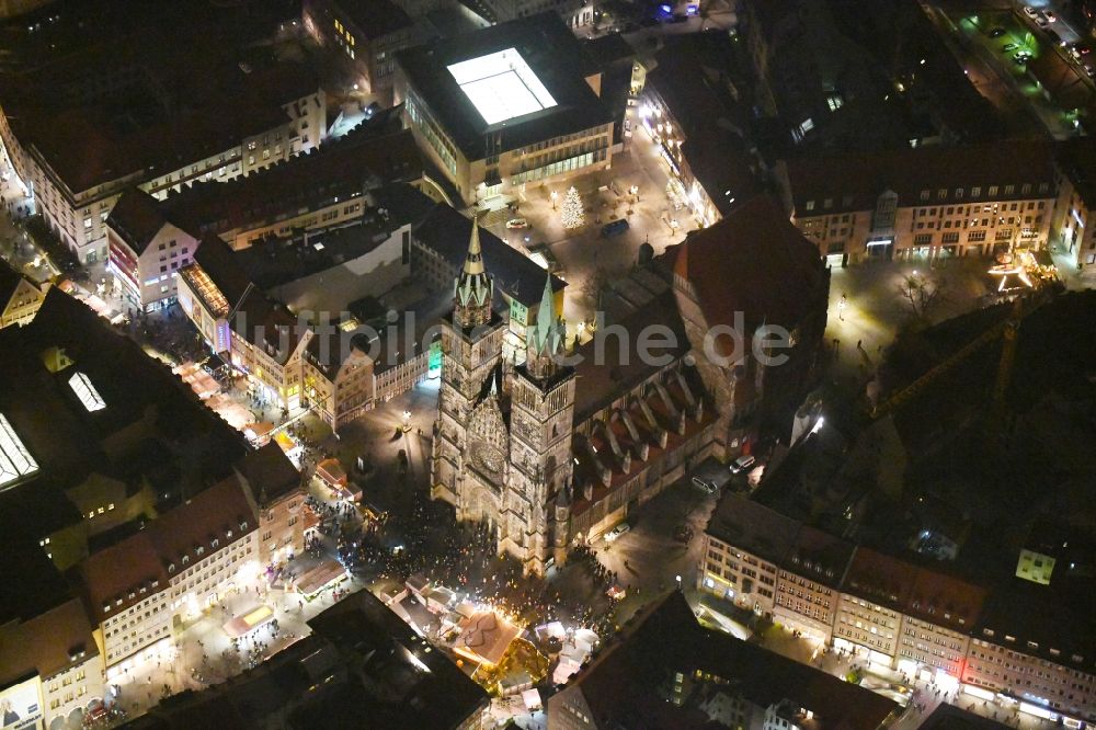 Nürnberg bei Nacht aus der Vogelperspektive: Nachtluftbild Kirchengebäude der St. Sebald - Sebalduskirche in Nürnberg im Bundesland Bayern, Deutschland