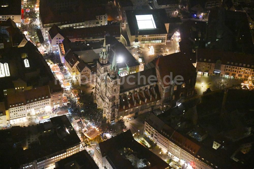 Nachtluftbild Nürnberg - Nachtluftbild Kirchengebäude der St. Sebald - Sebalduskirche in Nürnberg im Bundesland Bayern, Deutschland