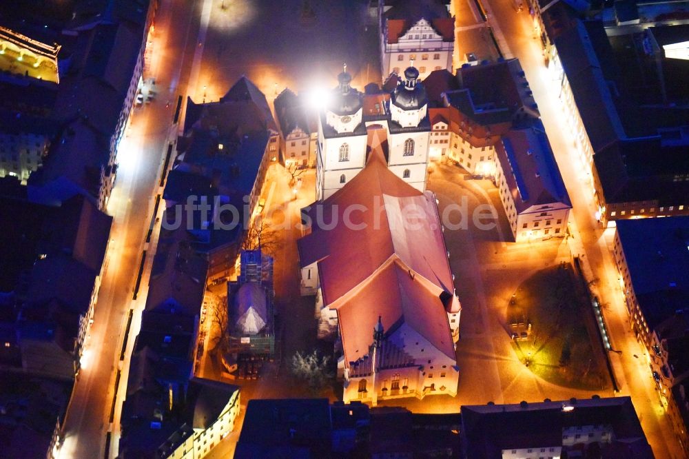 Nacht-Luftaufnahme Lutherstadt Wittenberg - Nachtluftbild Kirchengebäude der Stadtkirche Sankt Marien Fläming/Sachsen-Anhalt am Kirchplatz in Lutherstadt Wittenberg im Bundesland Sachsen-Anhalt