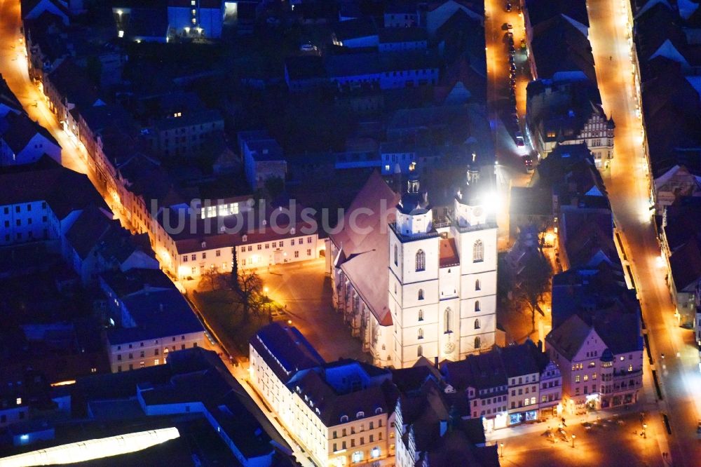 Lutherstadt Wittenberg bei Nacht aus der Vogelperspektive: Nachtluftbild Kirchengebäude der Stadtkirche Sankt Marien Fläming/Sachsen-Anhalt am Kirchplatz in Lutherstadt Wittenberg im Bundesland Sachsen-Anhalt