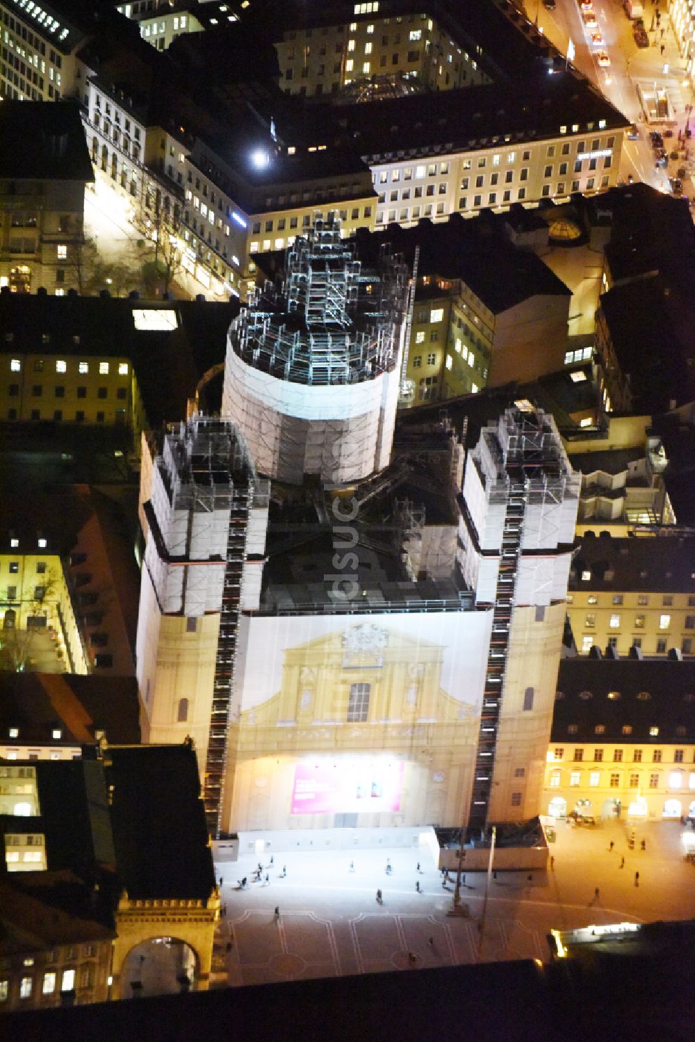 München bei Nacht aus der Vogelperspektive: Nachtluftbild Kirchengebäude der Theatinerkirche im Ortsteil Altstadt in München im Bundesland Bayern