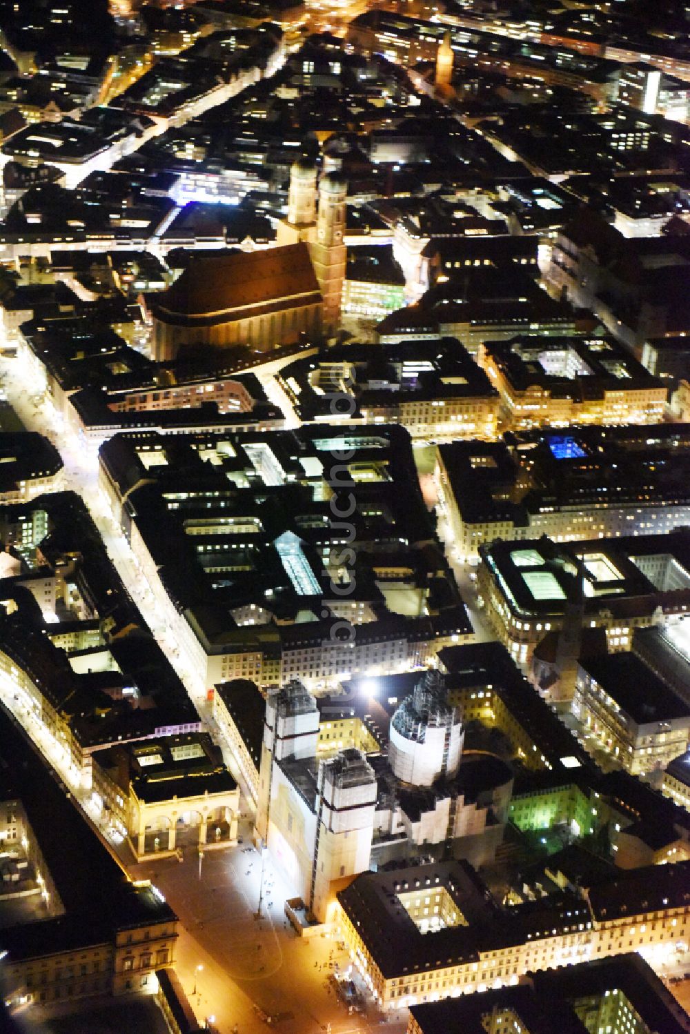 München bei Nacht von oben - Nachtluftbild Kirchengebäude der Theatinerkirche im Ortsteil Altstadt in München im Bundesland Bayern