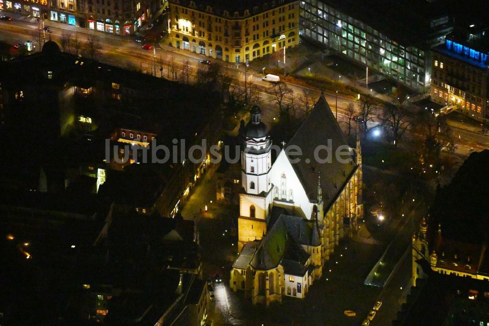 Leipzig bei Nacht von oben - Nachtluftbild Kirchengebäude Thomaskirche in Leipzig im Bundesland Sachsen, Deutschland