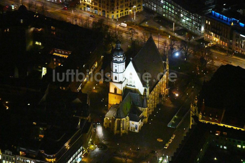 Leipzig bei Nacht aus der Vogelperspektive: Nachtluftbild Kirchengebäude Thomaskirche in Leipzig im Bundesland Sachsen, Deutschland