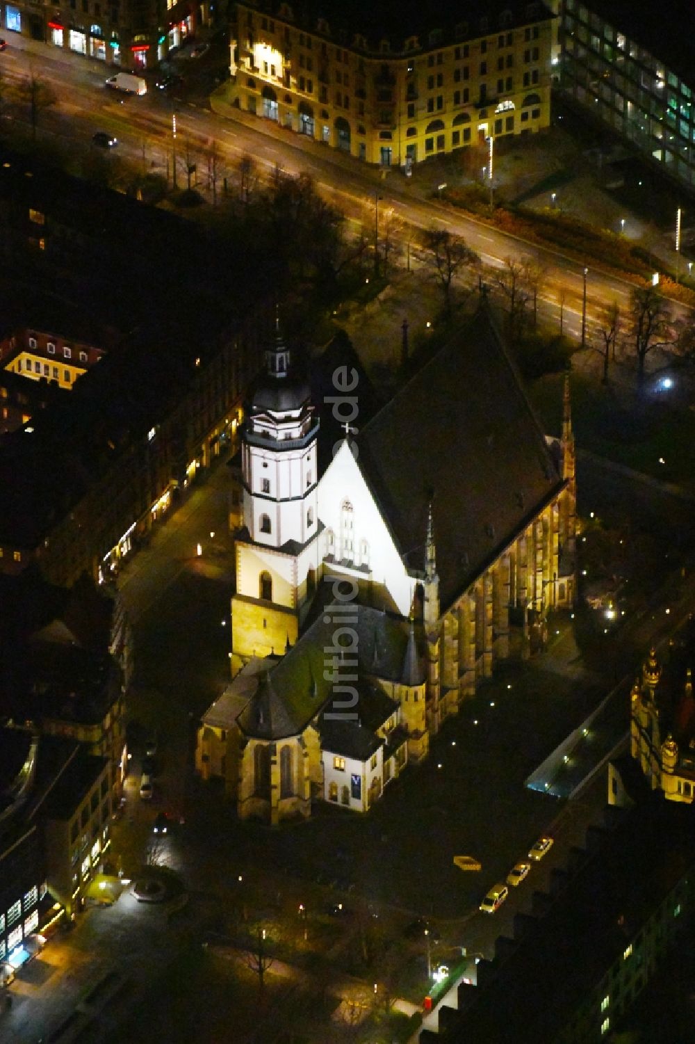 Nachtluftbild Leipzig - Nachtluftbild Kirchengebäude Thomaskirche in Leipzig im Bundesland Sachsen, Deutschland